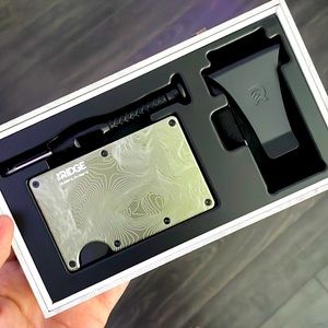 The Ridge minimalistic wallet. Mount Rineer limited edition topography.